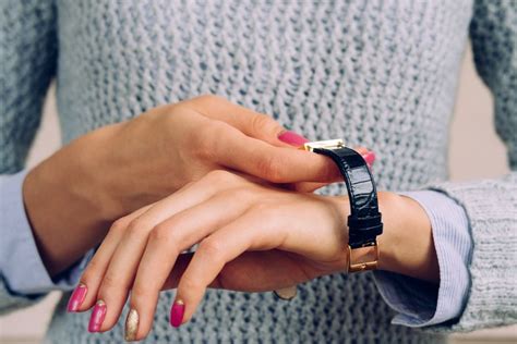 which hand must a woman wear a watch